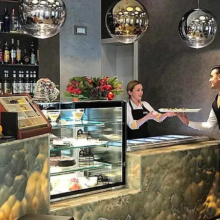 Otel Colosseo Tiran